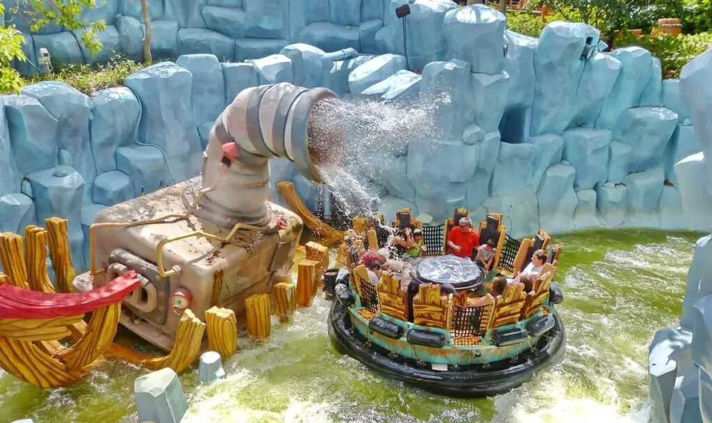 People getting soaked on the Popeye & Bluto's Bilge-Rat Barges ride